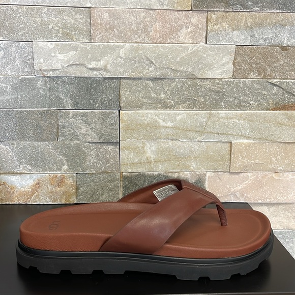 UGG Men's Capitola Leather Flip Flop - Picture 4 of 8